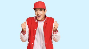 Beyzbol üniforması giyen yakışıklı beyaz adam kollarını kaldırıp, gözlerini açarak başarıyı kutluyor ve şaşırıyor. Kazanan konsept. 