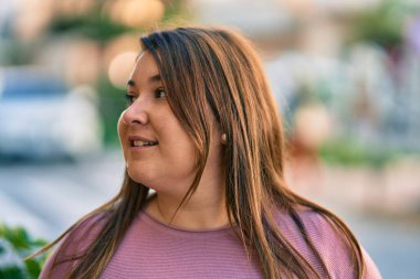 Genç İspanyol artı cüsseli bir kadın parkta mutlu bir şekilde dikiliyor..