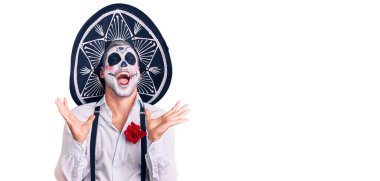 Arka planda ölü kostümü giymiş bir adam başarının çılgınlığını kutluyor kolları havada ve gözleri kapalı heyecanla bağırıyor. Kazanan konsept 