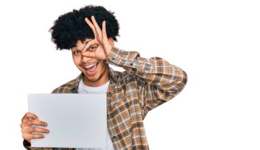 Afro saçlı, boş afiş taşıyan, mutlu mesut gülümseyen genç Afro Amerikalı adam. 