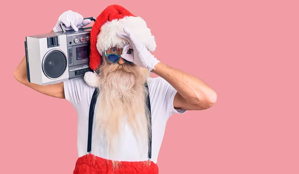 Gri Saçlı Uzun Sakallı Yaşlı Bir Adam Noel Baba Kostümü — Stok fotoğraf