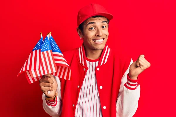 Jovem Americano Africano Vestindo Uniforme Beisebol Segurando Bandeiras Americanas Gritando — Fotografia de Stock