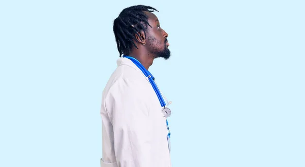 Jeune Homme Afro Américain Avec Des Tresses Portant Stéthoscope Médecin — Photo