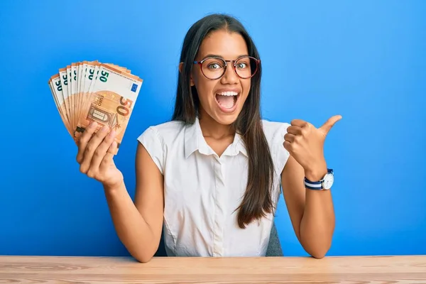 Hermosa Mujer Hispana Sosteniendo Montón Billetes Euros Apuntando Con Pulgar — Foto de Stock