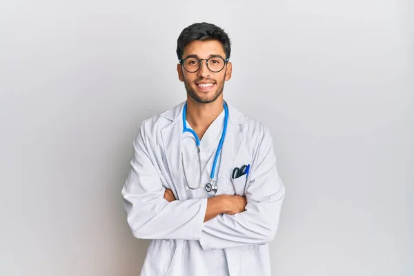 Doktor Üniforması Giyen Steteskopla Gülümseyen Kollarını Kavuşturup Kameraya Bakan Genç — Stok fotoğraf