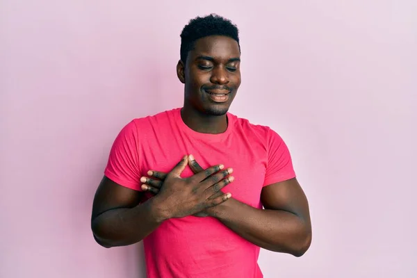 Knappe Zwarte Man Draagt Casual Roze Shirt Glimlachend Met Handen — Stockfoto
