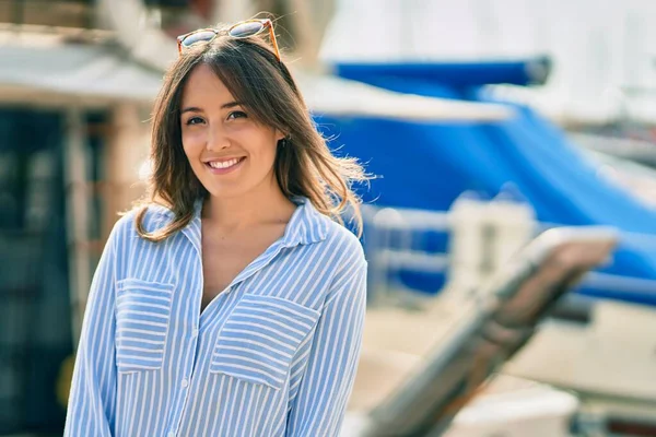 Giovane Donna Ispanica Sorridente Felice Piedi Porto — Foto Stock