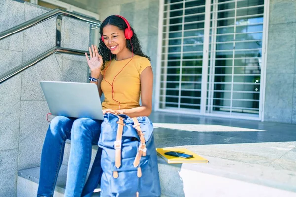 Giovane Ragazza Studentessa Afroamericana Che Videochiamata Utilizzando Computer Portatile All — Foto Stock