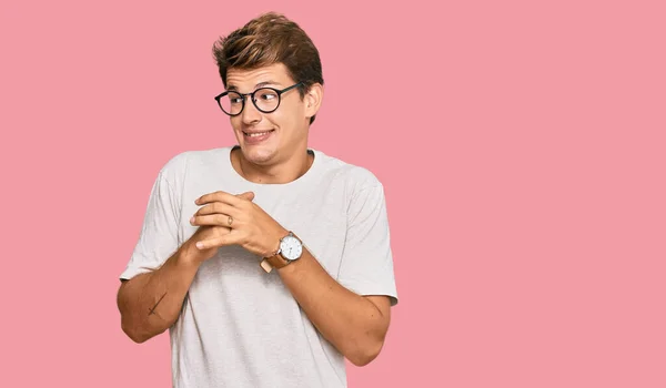 Bel Homme Caucasien Portant Des Vêtements Décontractés Lunettes Rire Nerveux — Photo