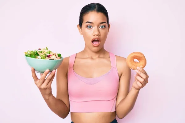 Joven Hermosa Chica Latina Con Ropa Deportiva Sosteniendo Donut Ensalada —  Fotos de Stock