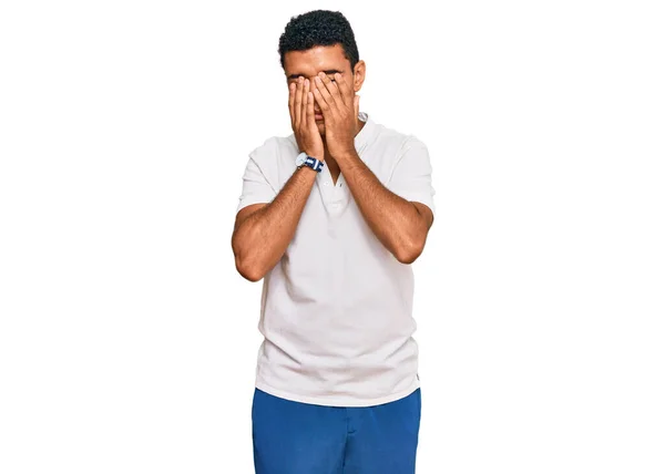 Junger Arabischer Mann Lässiger Kleidung Reibt Sich Die Augen Vor — Stockfoto