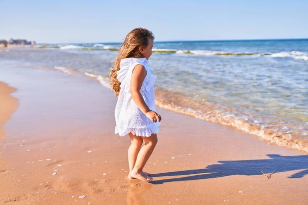 Liebenswertes Blondes Kind Auf Der Rückseite Mit Sommerkleid Das Strand — Stockfoto