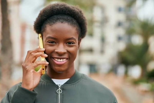 Jeune Fille Afro Américaine Souriante Heureuse Parler Sur Smartphone Ville — Photo