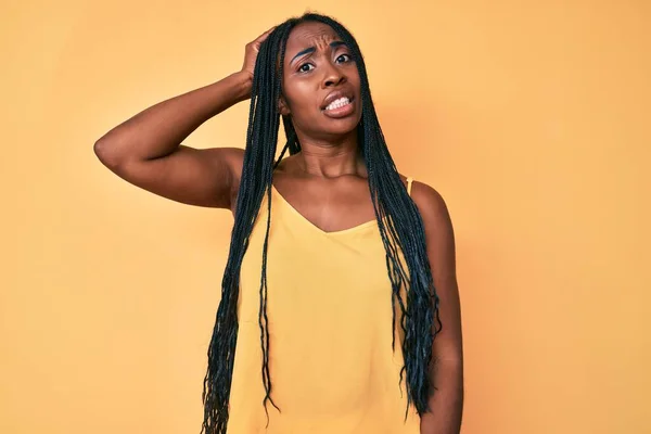 Mujer Afroamericana Con Trenzas Que Usan Ropa Casual Confunden Preguntan —  Fotos de Stock