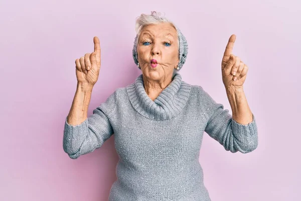 Senior Mujer Pelo Gris Apuntando Hacia Arriba Con Los Dedos —  Fotos de Stock