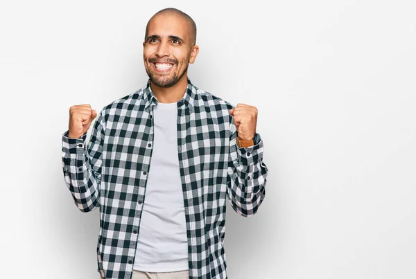 Homem Adulto Hispânico Vestindo Roupas Casuais Comemorando Surpreso Surpreso Com — Fotografia de Stock