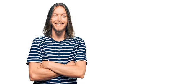 Hombre Caucásico Guapo Con Pelo Largo Usando Casual Rayas Camiseta — Foto de Stock