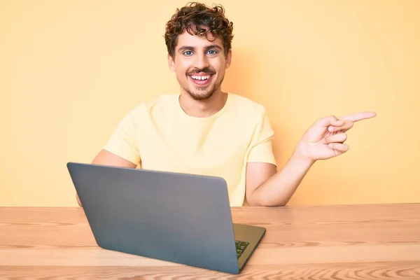 Ofiste Çalışan Kıvırcık Saçlı Genç Beyaz Adam Dizüstü Bilgisayarı Ile — Stok fotoğraf