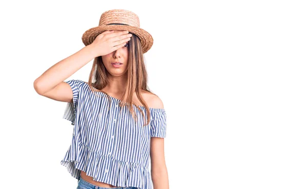 Young Beautiful Girl Wearing Hat Shirt Surprised Hand Head Mistake — Stock Photo, Image