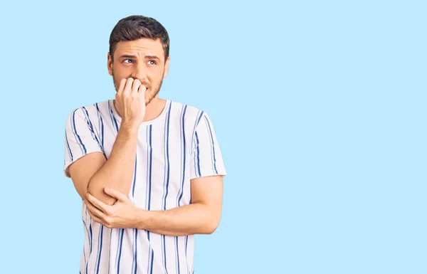 Stilig Ung Man Med Björn Klädd Avslappnade Kläder Ser Stressad — Stockfoto