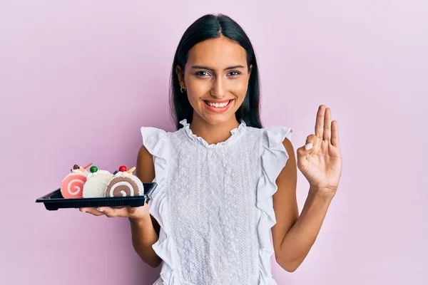 Junge Brünette Frau Mit Kuchen Süßigkeiten Tun Zeichen Mit Den — Stockfoto