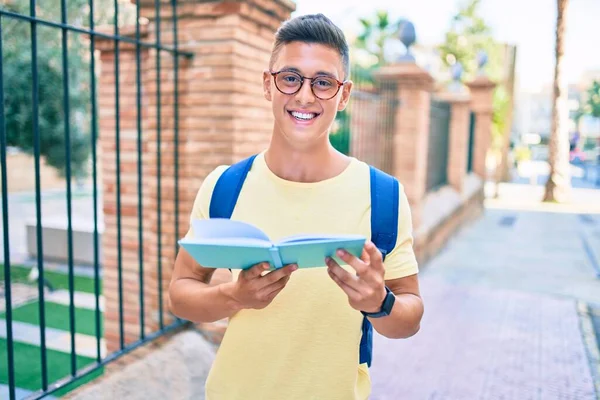 Young Hispanic Student Smiling Happy Reading Book Standing Street City — Stock Photo, Image