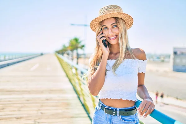 Junge Blonde Touristin Lächelt Glücklich Und Spricht Auf Dem Smartphone — Stockfoto