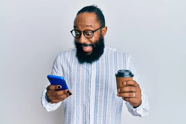 Ung Afrikansk Amerikansk Man Med Hjälp Smartphone Och Dricka Kopp — Stockfoto