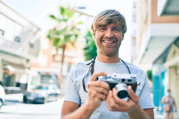 Ung Irländsk Fotograf Man Ler Glad Med Hjälp Vintage Kamera — Stockfoto