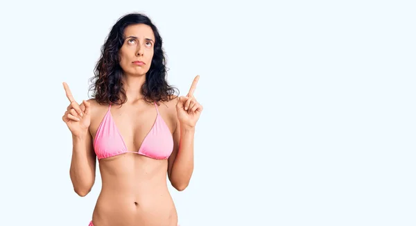 Tânăra Femeie Hispanică Frumoasă Purtând Bikini Arătând Tristă Supărată Indicând — Fotografie, imagine de stoc