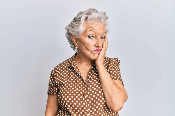 Oudere Grijs Harige Vrouw Draagt Casual Kleding Denken Kijken Moe — Stockfoto