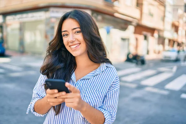Genç Spanyol Kadını Şehirde Akıllı Telefon Kullanarak Mutlu Gülümsüyor — Stok fotoğraf