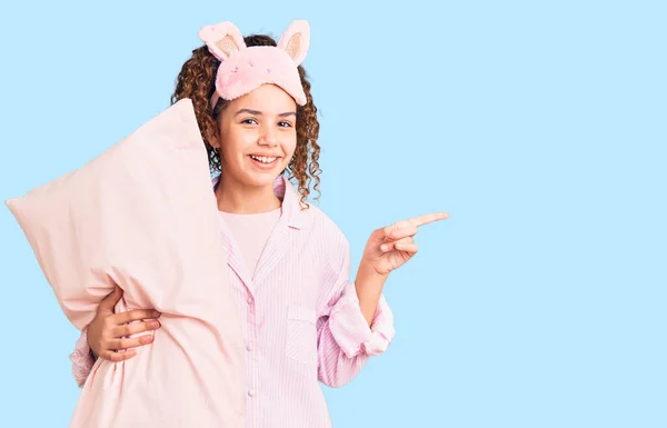 Bella Bambina Con Capelli Ricci Che Indossa Maschera Del Sonno — Foto Stock