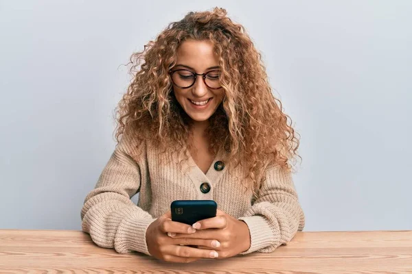 Menina Adolescente Branca Bonita Usando Smartphone Sentado Mesa Piscando Olhando — Fotografia de Stock