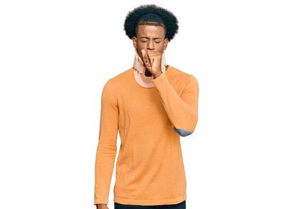 非洲裔美国人 头戴颈圈 感觉不适 咳嗽是感冒或支气管炎的症状 保健概念 — 图库照片