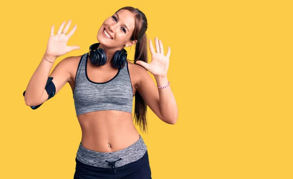 Joven Mujer Hispana Hermosa Usando Ropa Gimnasio Uso Auriculares Que —  Fotos de Stock