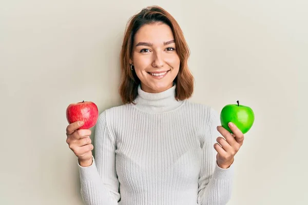 Junge Kaukasische Frau Mit Rotem Und Grünem Apfel Die Mit — Stockfoto