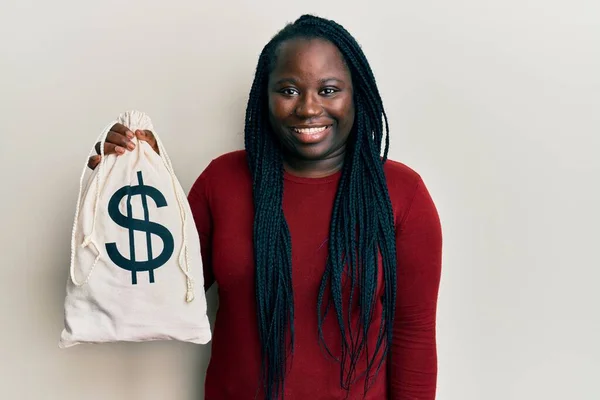 Mladá Černoška Copánky Drží Dolar Taška Vypadá Pozitivně Šťastně Stojící — Stock fotografie