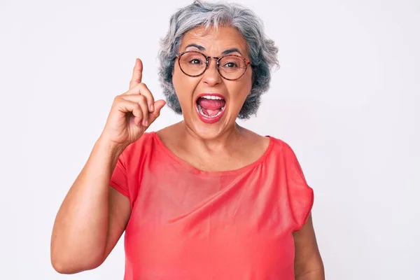 Starsza Latynoska Siwa Kobieta Ubrana Zwykłe Ubrania Okulary Wskazująca Palcem — Zdjęcie stockowe
