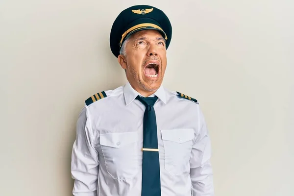 Schöner Älterer Mann Flugzeugpilotenuniform Wütend Und Verrückt Schreiend Frustriert Und — Stockfoto