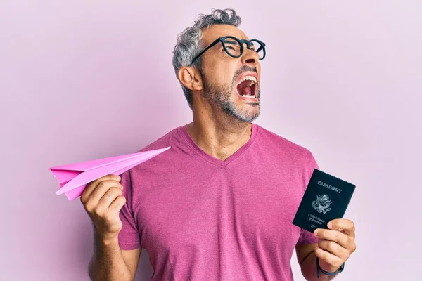 Orta Yaşlı Beyaz Saçlı Elinde Kağıt Uçak Pasaport Tutan Öfkeli — Stok fotoğraf