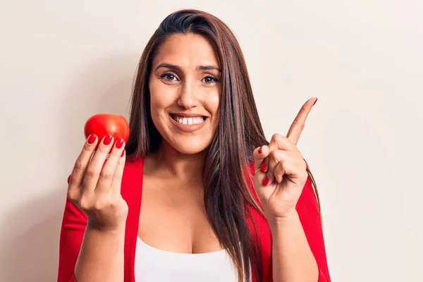 Junge Schöne Brünette Frau Hält Tomate Lächelnd Glücklich Zeigt Mit — Stockfoto