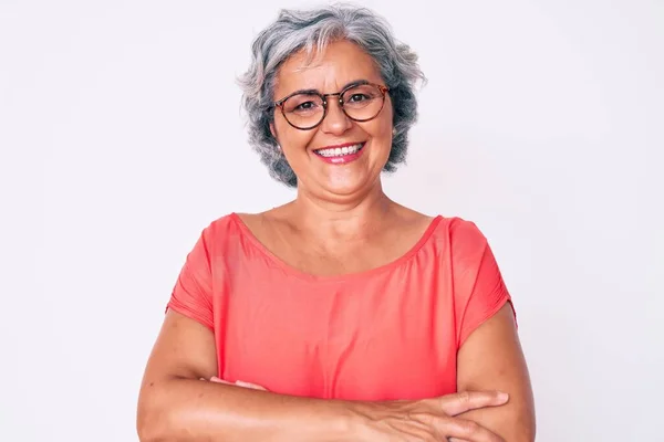 Ältere Hispanische Grauhaarige Frau Lässiger Kleidung Und Brille Lächelt Glücklich — Stockfoto