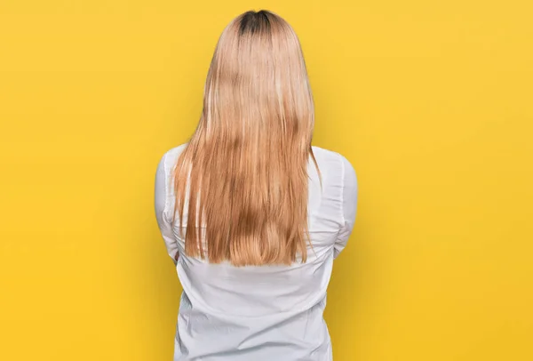 Young Caucasian Woman Wearing Casual Clothes Standing Backwards Looking Away — Stock Photo, Image