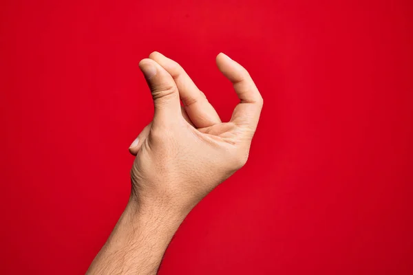 Mano Joven Caucásico Mostrando Los Dedos Sobre Fondo Rojo Aislado — Foto de Stock