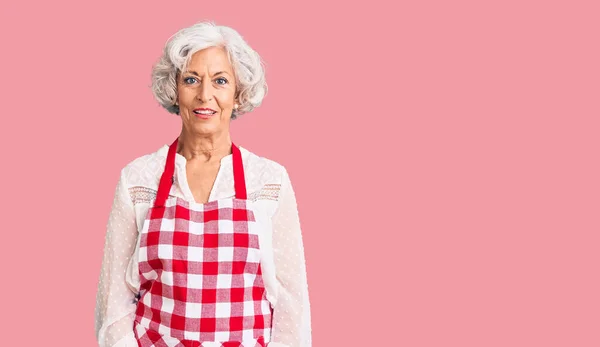 Senior Grijs Harige Vrouw Draagt Schort Kijken Positief Gelukkig Staan — Stockfoto