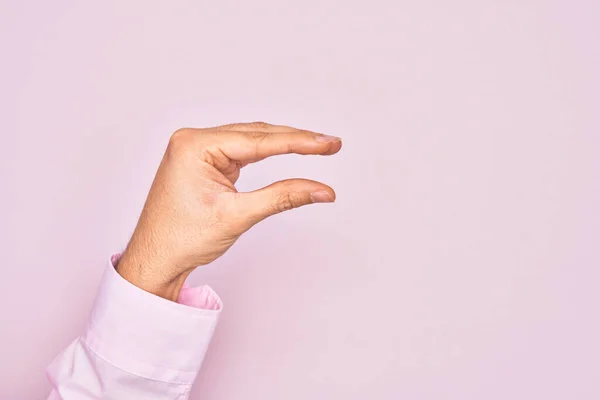 Рука Кавказького Молодого Чоловіка Який Показує Пальці Над Ізольованим Рожевим — стокове фото