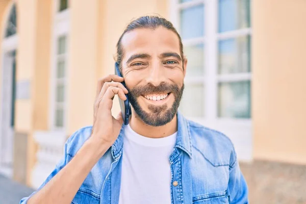 Giovane Uomo Del Medio Oriente Che Parla Sullo Smartphone Città — Foto Stock