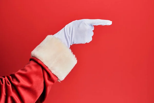 Ręka Mężczyzny Ubranego Strój Świętego Mikołaja Rękawiczki Czerwonym Tle Wskazując — Zdjęcie stockowe