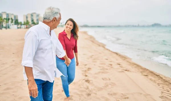 Pareja Hispana Mediana Edad Sonriendo Feliz Caminando Playa — Foto de Stock